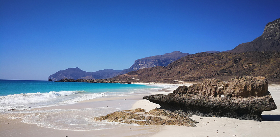 Paesaggio costiero fotografato durante un'escursione da Salalah in Oman