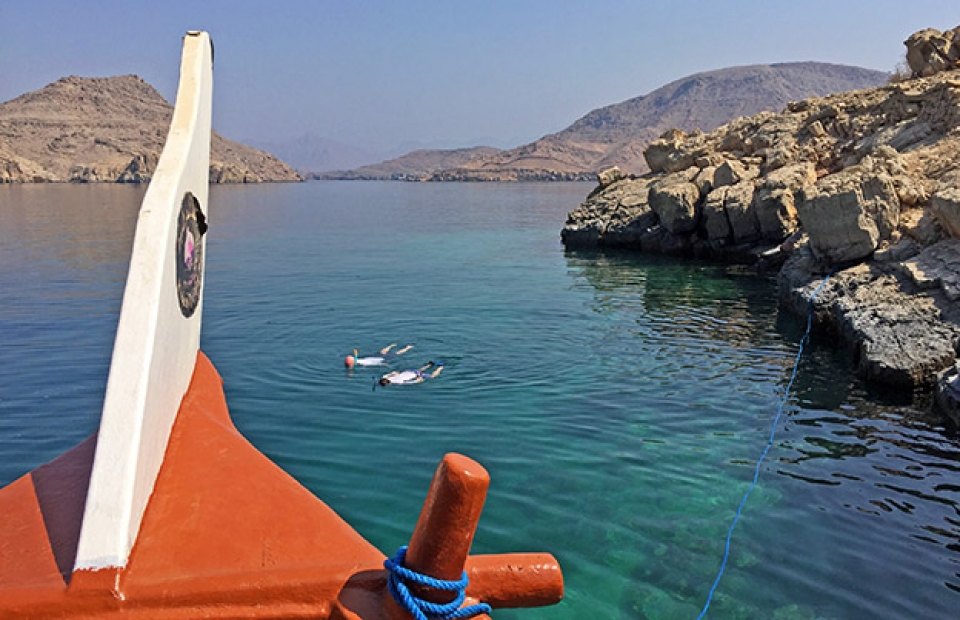 vista meravigliosa della costa del Musandam a bordo di un tipico Dhow