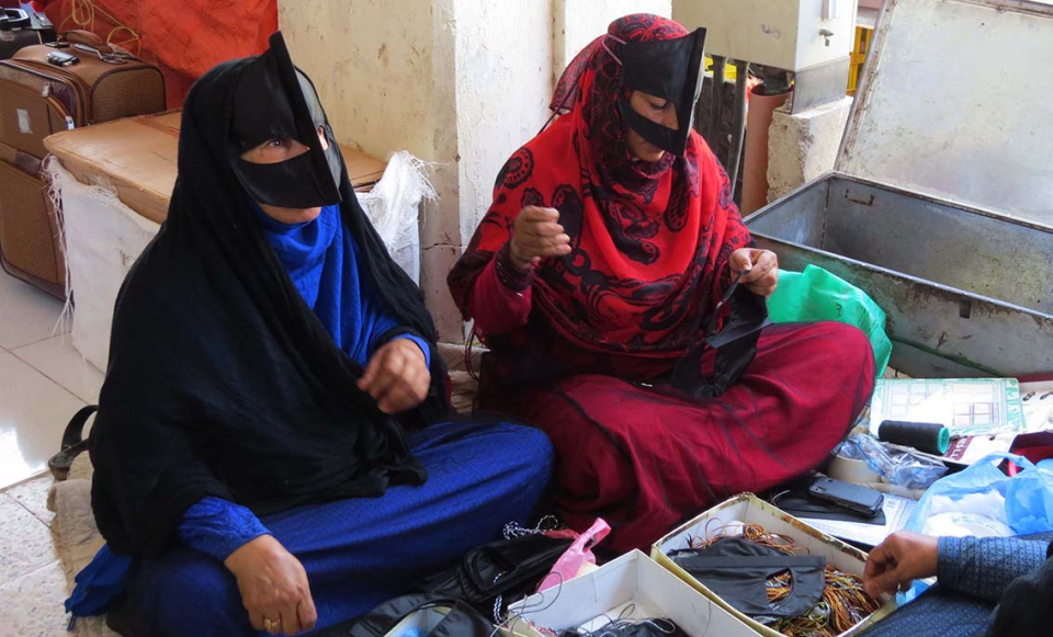 SINAQ SOUQ DONNE BEDUINE CON LA MASCHERA FACCIALE